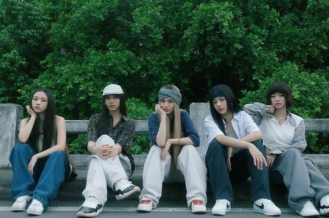 멤버 다니엘의 계약 해지 후 활동 중단 상태인 걸그룹 뉴진스./어도어