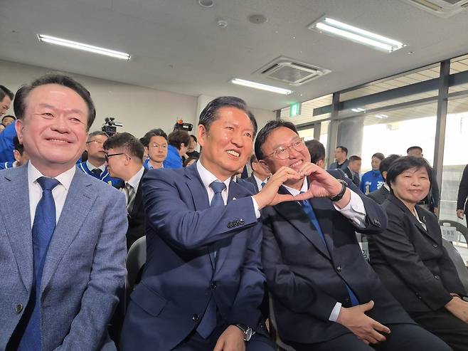 민주당 정청래 대표(왼쪽에서 두번째)와 조상호 세종시장 후보(왼쪽에서 세번째)가 기념촬영을 하고 있다. 김용배 기자.