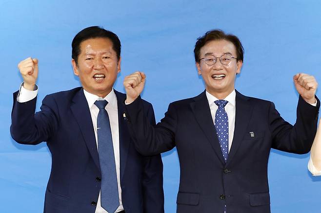 [부산=뉴시스]정청래 더불어민주당 대표가 9일 부산 부산진구의 한 건물에서 열린 전재수 부산시장 후보 선거사무소 개소식에 참석, 전 후보와 손을 들고 지지자들에게 인사하고 있다. 2026.05.09.
