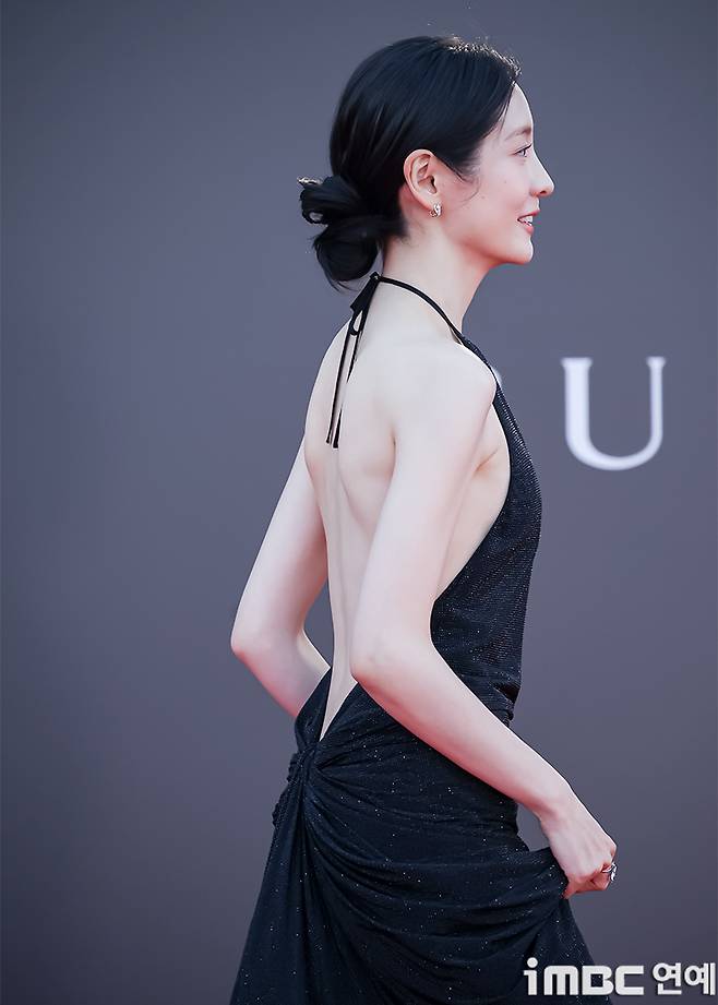 Park Ji-hyun revealed her beautiful figure in a single backless black dress.Actress Park Ji-hyun graced the red carpet of the 62nd Baeksang Arts Awards ceremony, held on the afternoon of the 8th at the outdoor plaza of COEX in Gangnam-gu, Seoul.In particular, Park Ji-hyun appeared wearing a black dress with a deeply exposed back, drawing all eyes to the event.i