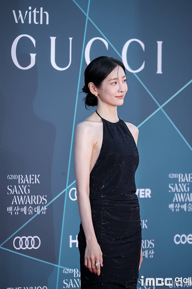 Park Ji-hyun revealed her beautiful figure in a single backless black dress.Actress Park Ji-hyun graced the red carpet of the 62nd Baeksang Arts Awards ceremony, held on the afternoon of the 8th at the outdoor plaza of COEX in Gangnam-gu, Seoul.In particular, Park Ji-hyun appeared wearing a black dress with a deeply exposed back, drawing all eyes to the event.i