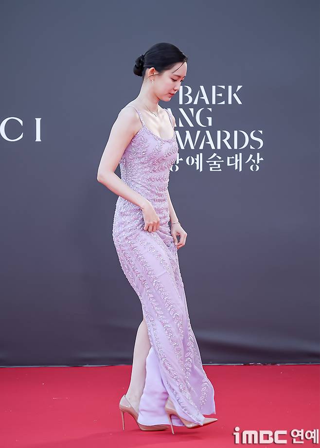 Actor Shin Hyun-bin was captured in a heart-stopping moment when he fell twice at an official event. This is news capturing the unexpected moments that occurred on the scene.