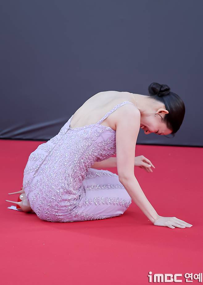 Actor Shin Hyun-bin was captured in a heart-stopping moment when he fell twice at an official event. This is news capturing the unexpected moments that occurred on the scene.