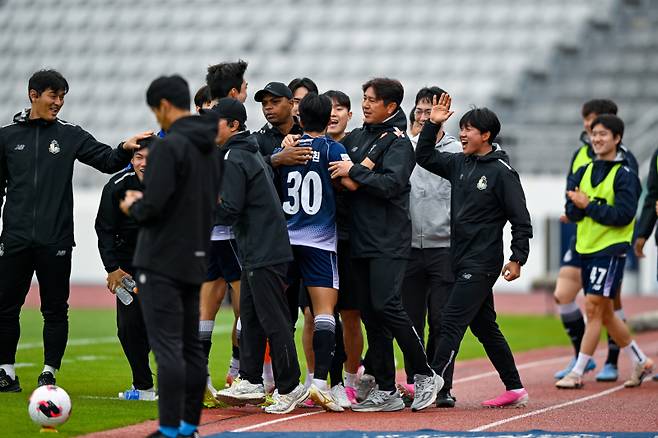 김포전 선제골을 기록한 박창환이 김도균 감독과 기뻐하는 모습. 사진=서울 이랜드