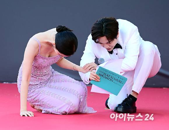 배우 신현빈이 8일 오후 서울 강남구 삼성동 코엑스 동문 앞 야외광장에서 열린 '제62회 백상예술대상 with 구찌' 시상식에 앞서 레드카펫 행사에 참석하던 중 넘어져 MC 유재필의 부축을 받아 일어나고 있다. [사진=정소희 기자]