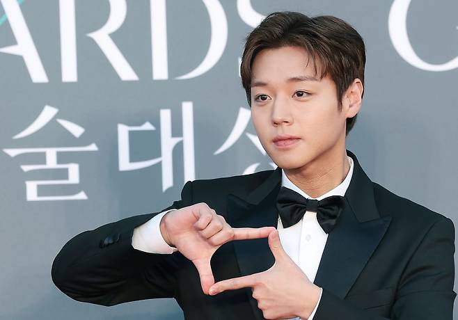 배우 박지훈이 8일 서울 강남구 코엑스에서 열린 ‘제62회 백상예술대상’ 레드카펫 행사에 참석해 포즈를 취하고 있다. 뉴스1