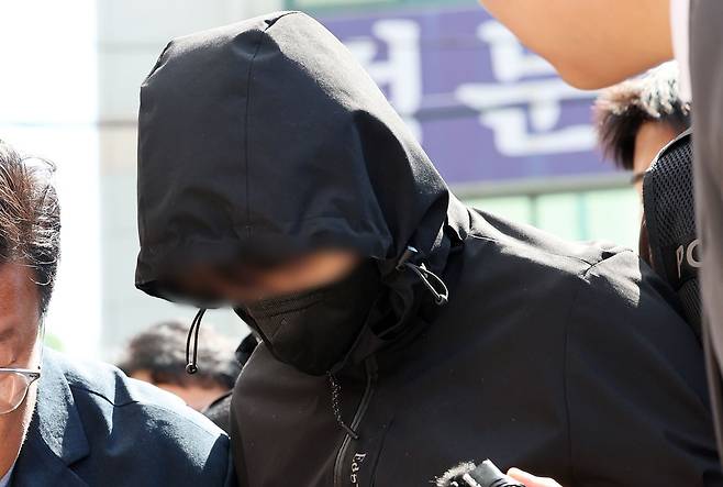 지난 7일 오전 광주 동구 광주지방법원에서 피의자 장모 씨가 구속 전 피의자 심문(영장실질심사)을 받기 위해 법정으로 이동하고 있다. 연합뉴스