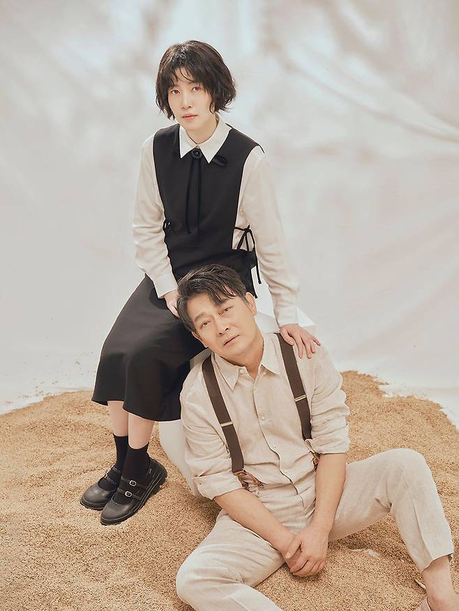 국립극단 ‘반야아재’의 조성하(아래)와 심은경. [사진 국립극단]