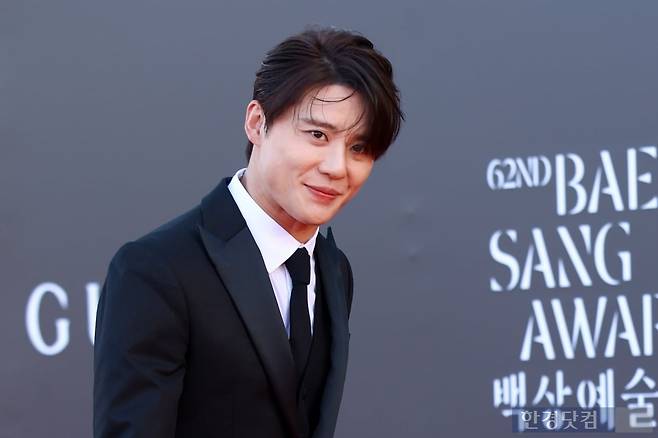 뮤지컬배우 김준수가 8일 오후 서울 삼성동 코엑스에서 열린 '제62회 백상예술대상' 레드카펫 행사에 참석해 발걸음을 옮기고 있다. / 변성현 한경닷컴 기자 byun84@hankyung.com