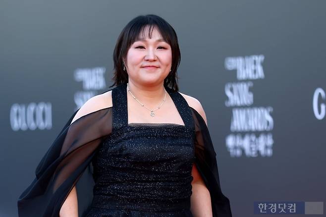 방송인 이수지가 8일 오후 서울 삼성동 코엑스에서 열린 '제62회 백상예술대상' 레드카펫 행사에 참석해 발걸음을 옮기고 있다. / 변성현 한경닷컴 기자 byun84@hankyung.com
