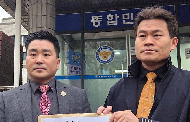한국사 강사 출신 유튜버 전한길(오른쪽)씨와 김현태 전 특전사 707특수임무단장.  /사진=연합뉴스