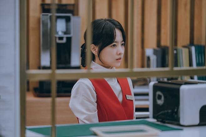 <골드랜드>의 희주(박보영)은 과거 ‘정산’의 카지노 골드랜드에서 일한 적이 있다. 월트디즈니 컴퍼니 코리아 제공