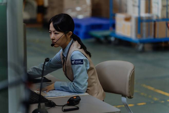 <골드랜드>의 세관원 희주(박보영). 월트디즈니 컴퍼니 코리아 제공