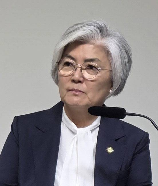 강경화 주미대사(71)의 단정한 흰머리 헤어스타일. 경향신문 자료사진