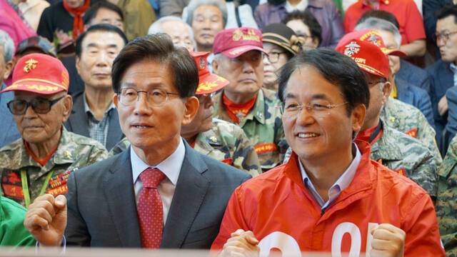 이동환 국민의힘 고양시장 예비후보 선거캠프의 명예선대위원장을 맡은 김문수 전 고용노동부 장관이 9일 열린 선거사무소 개소식에서 이동환 예비후보와 손을 잡고 화이팅을 외치고 있다. 신진욱기자