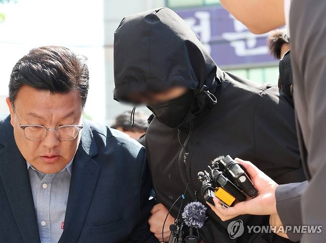 지난 7일 오전 광주 동구 광주지방법원에서 ‘묻지마 살인’ 피의자 장모 씨가 구속 전 피의자 심문(영장실질심사)을 받기 위해 법정으로 이동하고 있다. [사진=연합뉴스]