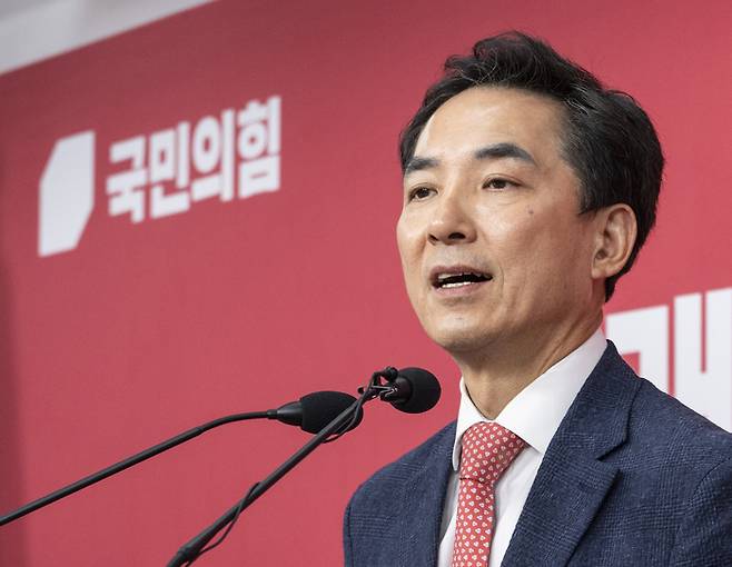 6ㆍ3 재보선 부산 북구 갑 선거구에 국민의힘 공천이 확정된 박민식 전 국가보훈부 장관이 지난 5일 서울 여의도 중앙당사에서 열린 기자회견에서 한동훈 후보와의 단일화 가능성에 대한 취재진 질문에 답하고 있다. [연합뉴스]
