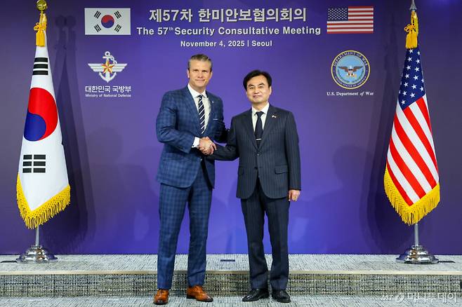 (서울=뉴스1) 사진공동취재단 = 안규백 국방부 장관과 피트 헤그세스 미국 국방부 장관이 4일 오전 서울 용산 국방부 청사에서 제57차 한미안보협의회의(SCM)에 앞서 기념촬영을 하고 있다. 2025.11.4/뉴스1  Copyright (C) 뉴스1. All rights reserved. 무단 전재 및 재배포,  AI학습 이용 금지.