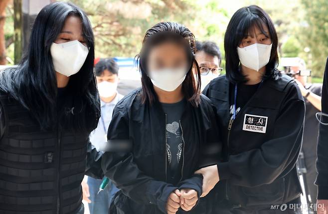 (부천=뉴스1) 최지환 기자 = 자신이 운영하는 태권도장 직원을 살해하려 한 태권도장 관장 A 씨와 공모한 직원의 아내 B 씨가 9일 오후 경기 부천시 인천지방법원 부천지원에서 열린 구속 전 피의자 심문(영장실질심사)에 출석하고 있다. 이들은 지난달 25일부터 부천 원미구 한 주택 냉장고에 독극물을 탄 소주 1.8L 페트병을 보관하며 B 씨의 남편인 50대 C 씨를 살해하려 한 혐의를 받고 있다. 2026.5.9/뉴스1 Copyright (C) 뉴스1. All rights reserved. 무단 전재 및 재배포, AI학습 이용 금지. /사진=(부천=뉴스1) 최지환 기자