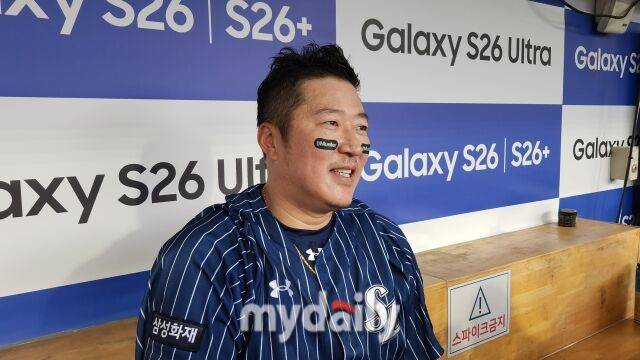 삼성 최형우가 5월 3일 대구 한화 이글스전 승리 후 취재진과 인터뷰를 하고 있다./대구 = 김경현 기자