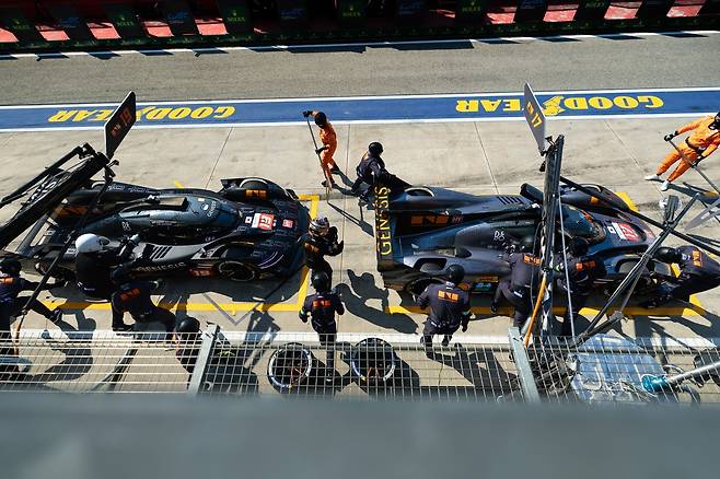 지난달 이탈리아 이몰라에서 열린 FIA 세계내구선수권(WEC) 개막전에서 제네시스 마그마 레이싱 팀이 GMR-001 하이퍼카의 피트스톱 작업을 진행하고 있다. 제네시스는 데뷔전에서 두 대 모두 완주하며 안정적인 운영 능력을 보여줬다. [제네시스 제공]