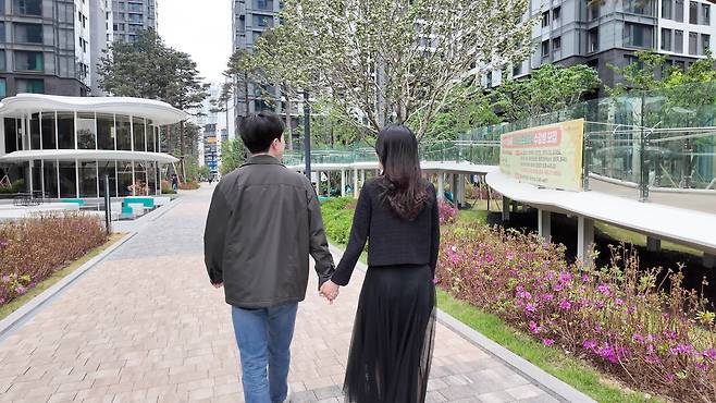 이상욱·고민지 부부가 잠실래미안아이파크 내 보행로를 걷고 있다. [김율PD]