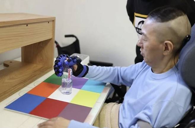 한 사지마비 환자가 중국 뉴라클 테크놀로지의 임플란트형 BCI 기기 '네오(NEO)'를 시연하고 있다. (사진=푸단대학교) *재판매 및 DB 금지