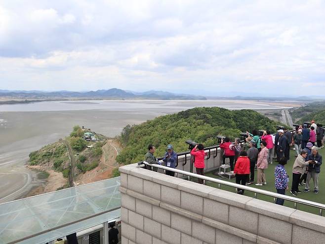 [파주=뉴시스]고희진 인턴기자 = 파주 오두산통일전망대에서 사람들이 망원경을 이용해 북한을 보고 있다. 2026.04.28 *재판매 및 DB 금지