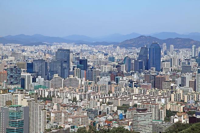 [서울=뉴시스] 지난달 22일 치과의사 A씨는 한 인터넷 커뮤니티에 '강남 집은 자산이 아니라 그냥 비싼 방석'이라는 내용의 글을 올렸다. A씨는 "자산의 기본은 유동성"이라면서 선뜻 팔기 힘든 집만으로 부자가 되지 않는다고 주장했다. (사진=유토이미지)
