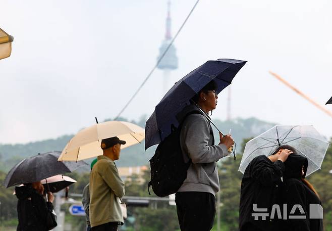 [서울=뉴시스] 황준선 기자 = 비가 내린 7일 오후 서울 중구 거리에서 우산을 쓴 시민들이 발걸음을 재촉하고 있다. 2026.05.07. hwang@newsis.com