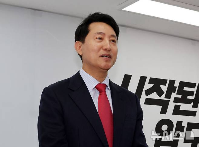 [서울=뉴시스] 배훈식 기자 = 오세훈 국민의힘 서울시장 후보가 9일 오전 서울 종로구 선거 사무실에서 4050 맞춤형 종합지원 공약을 발표하고 있다. 2026.05.09. dahora83@newsis.com