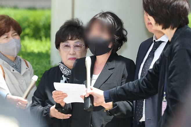 채수근 상병(당시 일병) 순직 사고의 책임자로 지목돼 재판에 넘겨진 임성근 전 해병대 1사단장이 1심에서 징역 3년을 선고받은 8일 서울 서초구 서울중앙지방법원 앞에서 채상병의 어머니가 입장을 밝히고 있다. 연합뉴스