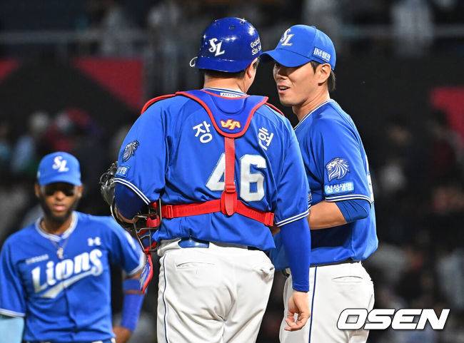 [OSEN=창원, 이석우 기자] 8일 창원NC파크에서 2026 신한 SOL KBO 리그 NC 다이노스와 삼성 라이온즈의 경기가 열렸다. 홈팀 NC는 목지훈이, 방문팀 삼성은 장찬희가 선발 출전했다. 삼성 라이온즈 김재윤이 200 세이브를 달성하고 축하를 받고 있다. 2026.05.08 / foto0307@osen.co.kr