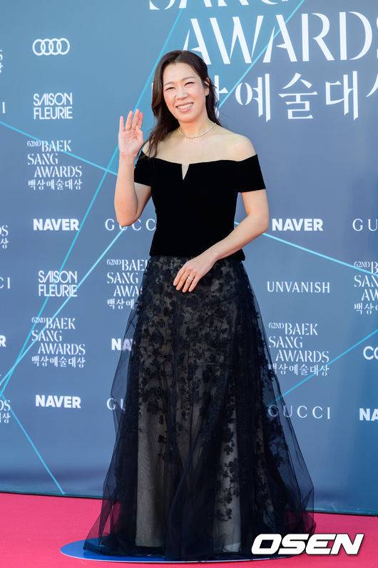 [OSEN=박준형 기자] 8일 오후 서울 삼성동 코엑스에서 ‘제62회 백상예술대상’ 시상식이 진행됐다.여덟 번째 호흡을 맞추는 3명의 MC&nbsp;신동엽·수지·박보검이 올해도 시상식 진행을 맡았다.  영화 부문에선 ‘왕과 사는 남자’(감독&nbsp;장항준)와 ‘어쩔수가없다’(감독&nbsp;박찬욱)가 치열하게 경쟁을 벌이고, 방송 부문에서도 여러 쟁쟁한 후보들이 수상 여부를 두고 각축을 벌인다. 배우 염혜란이 포즈를 취하고 있다. 2026.05.08 / soul1014@osen.co.kr
