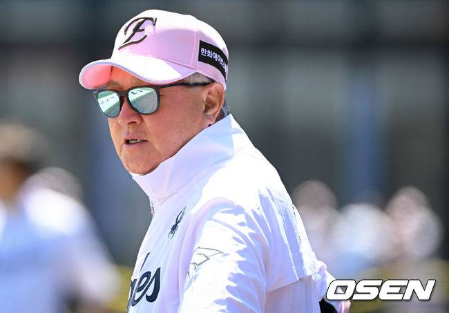 [OSEN=대전, 조은정 기자]9일 오후 대전 한화생명볼파크에서 2026 신한 SOL KBO리그 한화 이글스와 LG 트윈스의 경기가 열린다.이날 한화는 왕옌청을 LG는 치리노스를 선발로 내세웠다.한화 김경문 감독이 선수단 훈련을 지켜보고 있다. 2026.05.09 /cej@osen.co.kr