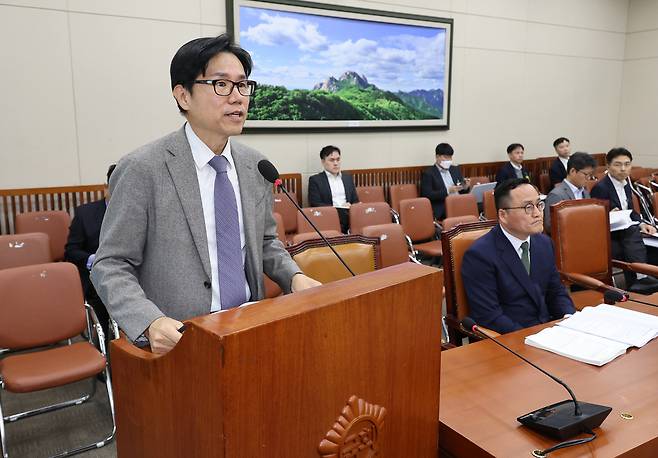 이창훈 기후위기 대응 방안에 대한 공론화위원회 위원장이 4월 13일 서울 여의도 국회에서 열린 기후위기특별위원회 전체회의에서 발언을 하고 있다. 뉴시스