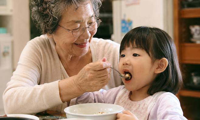 조부모 절반이 원하지 않지만 자녀 사정으로 손자녀를 돌보고 있는 것으로 나타났다. 위 사진은 기사 이해를 돕기 위해 AI(인공지능)를 활용해 생성한 가상의 이미지. Chat GPT 생성