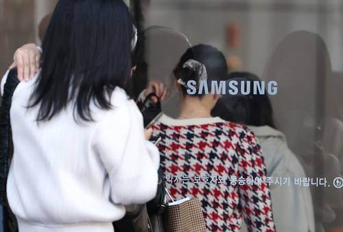지난달 30일 서울 삼성전자 서초사옥으로 직원들이 출근하고 있다.  연합뉴스