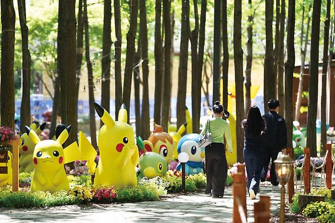 서울숲과 성수를 잇는 9만㎡ 규모 '2026 서울국제정원박람회'에 포켓몬스터 캐릭터들이 전시되어 있다. ⓒ연합뉴스
