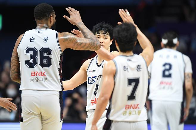 부산KCC 숀롱(왼쪽), 허웅(가운데), 허훈이 하이파이브하고 있다. /사진=KBL 제공