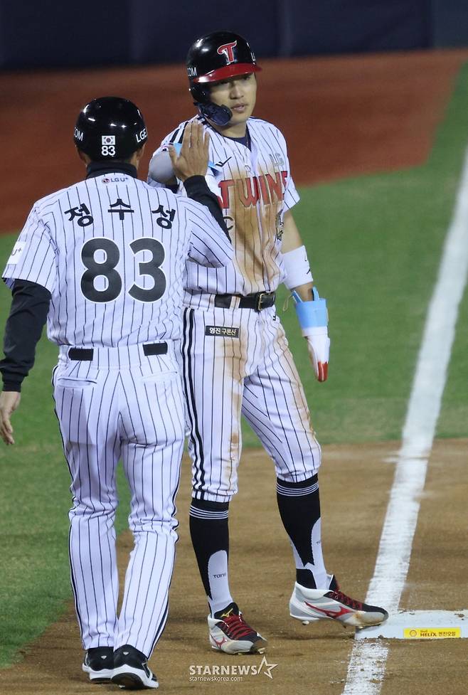 2026 신한 SOL KBO리그 LG 트윈스 대 KIA 타이거즈 경기가 2일 서울 잠실야구장에서 열렸다.  LG 7회말 1사 1루에서 1루주자 박해민이 홍창기 타석 때 2루 도루에 이어 공이 빠지는 틈을 타 3루까지 진루한 후 정수성 코치의 환영을 받고 있다. /사진=김진경 대기자
