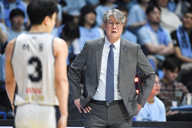 손창환(오른쪽) 고양 소노 감독. /사진=KBL 제공