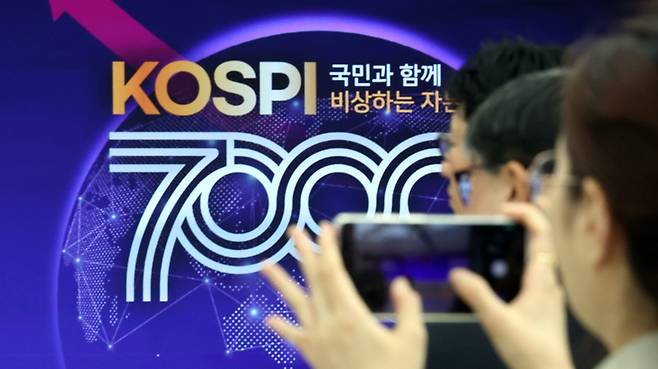 코스피지수가 사상 최고치 경신 행진을 이어갔다.[사진｜뉴시스]