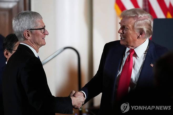 악수하는 팀 쿡과 트럼프 대통령 [Getty Images via AFP=연합뉴스 자료사진]