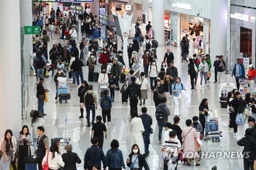 인천공항 여행객 (영종도=연합뉴스) 서대연 기자 = 여행 수요가 급증하고 있는 가운데 27일 오전 인천국제공항 제1여객터미널 출국장 통로가 여행객으로 붐비고 있다. 2023.4.27
dwise@yna.co.kr