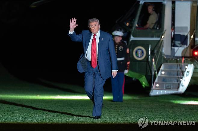 마린원에서 내리며 인사하는 트럼프 대통령 LIV 골프대회 만찬 후 백악관에 돌아온 도널드 트럼프 미국 대통령이 8일(현지시간) 전용헬기 마린원에서 내리며 출입기자단에게 손흔들어 인사하고 있다. [AP=연합뉴스. 재판매 및 DB 금지]