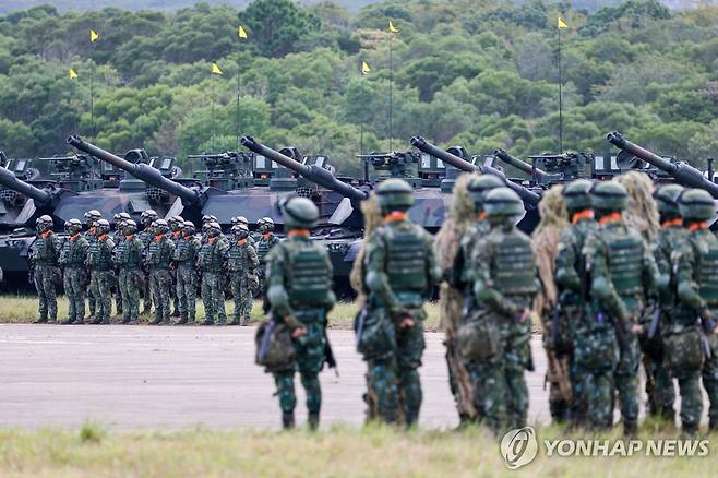 대만군 대만군 장병들이 2025년 10월 31일 대만에서 열린 M1A2T 전차 대대 창설식에서 미국산 전차 주변에 도열해 있다. [EPA 연합뉴스 자료사진. 재판매 및 DB금지]