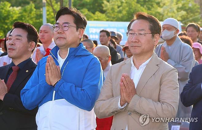 부처님오신날 봉축법요식 합장 (인천=연합뉴스) 임순석 기자 = 더불어민주당 박찬대 인천시장 후보(왼쪽)와 국민의힘 유정복 인천시장 후보가 부처님오신날을 앞두고 9일 인천 연수구 송도센트럴파크에서 열린 '2026 인천 연등축제 드론 라이트 쇼' 봉축법요식에서 합장하고 있다. 2026.5.9 soonseok02@yna.co.kr