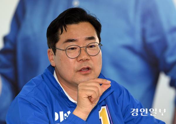 더불어민주당 박찬대 예비후보는 8일 선거캠프에서 열린 기자회견에서 ‘정치력 있는 시장 후보’임을 강조했다. 그는 원내대표, 당대표 직무대행 등 자신의 ‘여의도 정치’ 경력을 바탕으로 인천의 숙원 과제를 풀어나가겠다는 자신감을 드러냈다. 2026.5.8 /조재현기자 jhc@kyeongin.com
