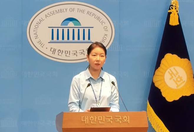 ▲ 더불어민주당 임세은 선임부대변인이 10일 국회 소통관에서 국민의힘 윤상현 의원 관련 정치자금법 위반 및 증거인멸 의혹과 관련한 브리핑을 하고 있다. /라다솜 기자 radasom@incheonilbo.com